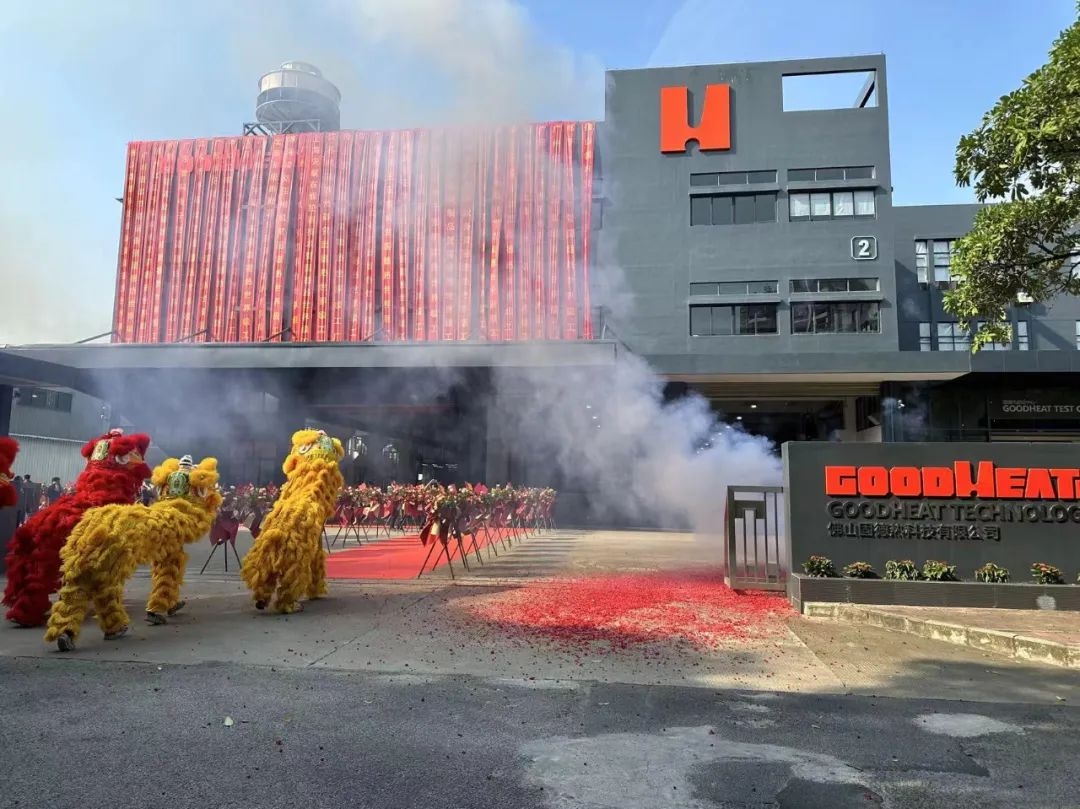 鸣炮庆贺.jpg